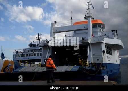 Messina, Italia. 18th Jan 2022. Membri dell'equipaggio visti prima dello sbarco, durante la protesta del sindaco.il Sindaco di Messina (Sicilia, Italia), Cateno De Luca, ha organizzato una protesta pacifica nel porto di San Francesco (rada) contro il pass sanitario obbligatorio (Super Green Pass) necessario per attraversare lo stretto di Messina. Credit: SOPA Images Limited/Alamy Live News Foto Stock