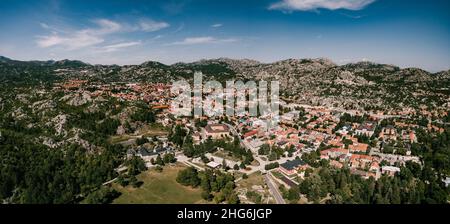 Vista aerea panoramica del monastero di Cetinje sullo sfondo della città Foto Stock