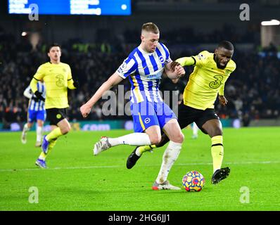 Brighton, Regno Unito. 18th Jan 2022. Adam Webster di Brighton & Hove Albion durante la partita della Premier League tra Brighton & Hove Albion e Chelsea all'Amex il 18th 2022 gennaio a Brighton, Inghilterra. (Foto di Jeff Mood/phcimages.com) Credit: PHC Images/Alamy Live News Foto Stock