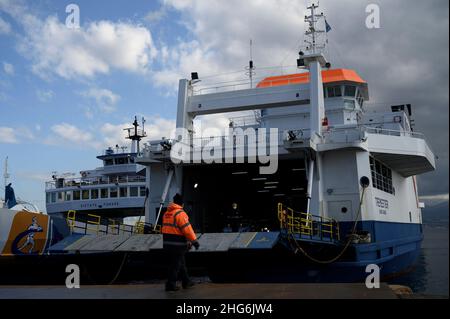 Messina, Italia. 18th Jan 2022. Membri dell'equipaggio visti prima dello sbarco, durante la protesta del sindaco.il Sindaco di Messina (Sicilia, Italia), Cateno De Luca, ha organizzato una protesta pacifica nel porto di San Francesco (rada) contro il pass sanitario obbligatorio (Super Green Pass) necessario per attraversare lo stretto di Messina. (Foto di Valeria Ferraro/SOPA Images/Sipa USA) Credit: Sipa USA/Alamy Live News Foto Stock