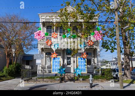 NEW ORLEANS, LA, Stati Uniti d'America - 14 GENNAIO 2022: Vista frontale completa della vecchia casa decorata con grandi petali di fiori per il Mardi Gras Foto Stock