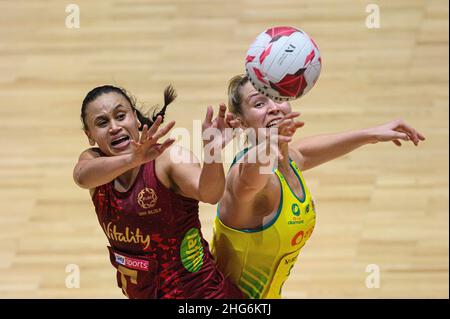 18 gennaio - Inghilterra Vitality Roses v Australia - Netball Quad Series - Copper Box Arena - Londra Jamie-Lee Price e Laura Macolm battaglie per la palla durante la partita alla Copper Box Arena. Picture Credit : © Mark Pain / Alamy Live News Foto Stock