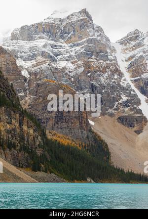 Bellissimo lago di montagna in valle naturale in inverno. Lago Moraine nel parco nazionale di Banff, Canada. Foto di viaggio, nessuno, fuoco selettivo. Foto Stock