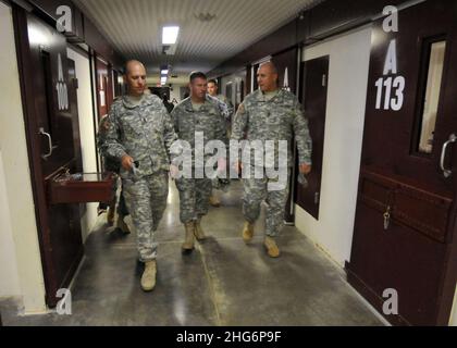 SGT. Il maggiore dell'esercito Kenneth Preston visita i soldati assegnati alla Joint Task Force Guantanamo Foto Stock