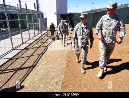 SGT. Il Maj. Dell'esercito Kenneth O. Preston fa un tour della Joint Task Force Guantanamo, struttura di detenzione Foto Stock