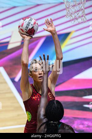 18 gennaio - Inghilterra Vitality Roses v Australia - Netball Quad Series - Copper Box Arena - Londra Inghilterra Helen Housby spara durante la partita Netball Quad Series alla Copper Box Arena, Londra. Picture Credit : © Mark Pain / Alamy Live News Foto Stock