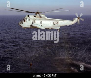 SH-3H Sea King abbassamento sonar 1987. Foto Stock