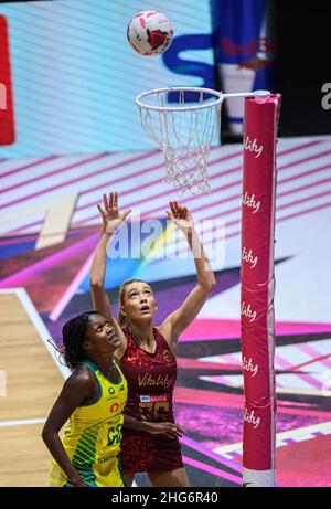 18 gennaio - Inghilterra Vitality Roses v Australia - Netball Quad Series - Copper Box Arena - Londra l'inglese Helen Housby spara durante la partita Netball Quad Series alla Copper Box Arena di Londra. Picture Credit : © Mark Pain / Alamy Live News Foto Stock