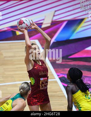 18 gennaio - Inghilterra Vitality Roses v Australia - Netball Quad Series - Copper Box Arena - Londra l'inglese Helen Housby spara durante la partita Netball Quad Series alla Copper Box Arena di Londra. Picture Credit : © Mark Pain / Alamy Live News Foto Stock