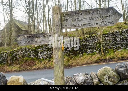 15.01.2022 Malham, North Yorkshire, UK cartello con scritto "Fingerpost" per escursionisti in collina che mostrano la strada per Malham Cove Foto Stock