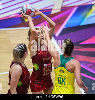 18 gennaio - Inghilterra Vitality Roses v Australia - Netball Quad Series - Copper Box Arena - Londra l'inglese Helen Housby spara durante la partita Netball Quad Series alla Copper Box Arena di Londra. Picture Credit : © Mark Pain / Alamy Live News Foto Stock