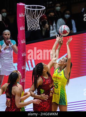 18 gennaio - Inghilterra Vitality Roses v Australia - Netball Quad Series - Copper Box Arena - Londra l'Australia Cara Koenen spara durante la partita Netball Quad Series alla Copper Box Arena di Londra. Picture Credit : © Mark Pain / Alamy Live News Foto Stock