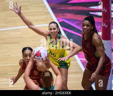 18 gennaio - Inghilterra Vitality Roses v Australia - Netball Quad Series - Copper Box Arena - Londra Cara Koenen in Australia durante la partita Netball Quad Series alla Copper Box Arena di Londra. Picture Credit : © Mark Pain / Alamy Live News Foto Stock