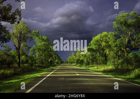 Tempesta di grandine sulla Gregory Highway, vicino a Charters Towers, Queensland, Australia. No PR Foto Stock