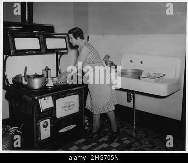 Shelby County, Iowa. Cucina e soggiorno nell'abitazione di un'azienda agricola di medie dimensioni. . . . Foto Stock