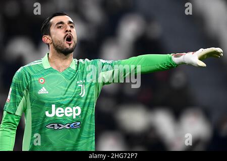 Torino, Italia. 18 gennaio 2022. Mattia Perin della Juventus FC si fa avanti durante la partita di calcio Coppa Italia tra Juventus FC e UC Sampdoria. Credit: Nicolò campo/Alamy Live News Foto Stock