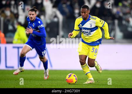 Torino, Italia. 18 gennaio 2022. Marley Ake (R) della Juventus FC è sfidata da Radu Dragusin della UC Sampdoria durante la partita di calcio Coppa Italia tra Juventus FC e UC Sampdoria. Credit: Nicolò campo/Alamy Live News Foto Stock