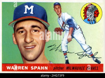 Una carta da baseball dei 1955 Topps raffigura il lanciatore della Hall of Fame Warren Spahn con i Milwaukee Braves della National League. Foto Stock