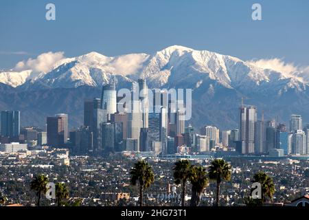 Skyline del centro di Los Angeles in una giornata limpida con le montagne di San Gabriel e il monte Baldy coperto di neve Foto Stock