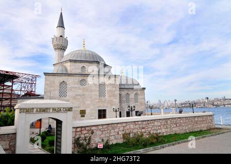 Moschea di Şemsi Paşa sul lungomare della Uskudar Coast Walkway lungo lo stretto del Bosforo nel lato asiatico di Istanbul, Turchia. Foto Stock