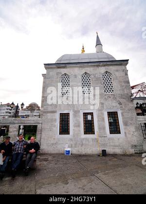 Moschea di Şemsi Paşa sul lungomare della Uskudar Coast Walkway lungo lo stretto del Bosforo nel lato asiatico di Istanbul, Turchia. Foto Stock