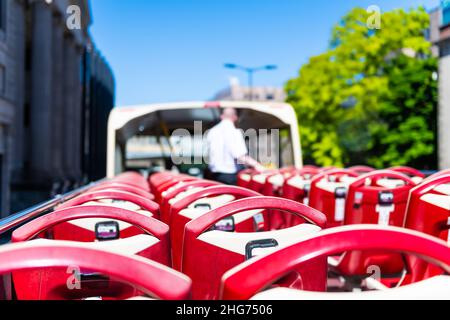 London, UK Open top di autobus turistico rosso a due piani con guida turistica guidata che percorre strade e sedie vuote posti a sedere Foto Stock