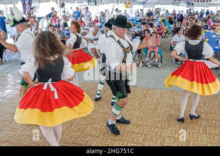Florida Hollywood Beach Oktoberfest Festival culturale tedesco festival, celebrazione fiera ballerini ballerini ballerini, libero intrattenimento uomo uomini maschio donna f Foto Stock