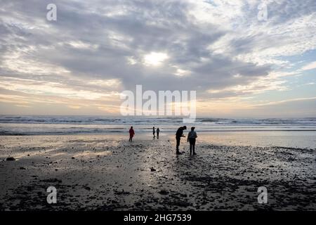 I visitatori della spiaggia di Oceanside in Oregon domenica 16 gennaio 2022, dopo che un consiglio sullo tsunami innescato dall'eruzione vulcanica di Tonga è revocato. Foto Stock