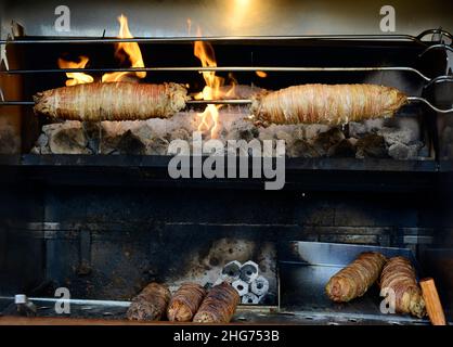 I Kokoretsi o kokoreç è un piatto dei Balcani e dell'Anatolia costituito prevalentemente di agnello o capretto intestini alla griglia su un gruppo. Foto Stock