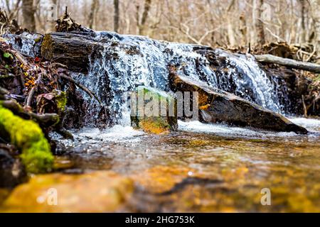 Piccola cascata fiume ruscello acqua che scorre in Shamokin Springs natura Riserva sentiero escursionistico a Wintergreen Resort in Virginia closeup basso angolo di terra Foto Stock