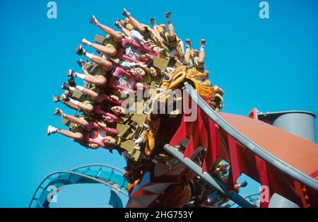 Orlando, Florida, giro emozionante del parco a tema Universal Studios, azione di piloti di montagne russe invertite della Dueling Dragons Dragon Challenge Foto Stock