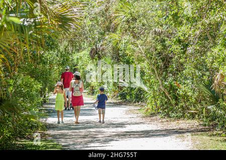 Florida Ochopee Tamiami Trail Everglades, Big Cypress National Preserve, uomo uomini padre maschio, donna donna donna madre, ragazzo ragazzi maschio bambini bambini bambino chil Foto Stock