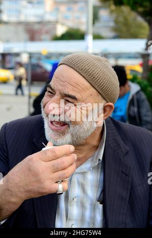 Uomo turco che beve tè turco a Istanbul, Turchia. Foto Stock