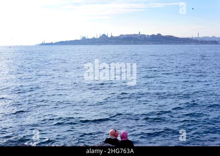 Le donne turche godono della vista della città dalla passeggiata sul lungomare della Uskudar Coast Walkway lungo lo stretto del Bosforo nel lato asiatico di Istanbul, Turchia Foto Stock