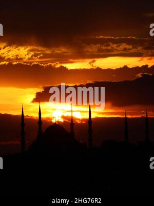 Un romantico tramonto sulla moschea blu vista dal lato asiatico di Istanbul, Turchia. Foto Stock