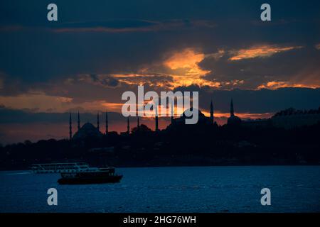 Un romantico tramonto sulla Moschea Blu visto dal lato asiatico di Istanbul, Turchia. Foto Stock