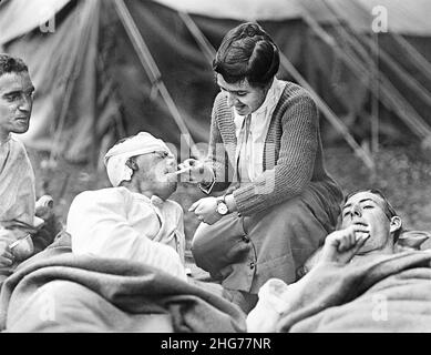 Miss Anna Rochester di Buffalo, New York, USA, illuminazione sigaretta per privato Ernest Stanback, di 165th fanteria, Co. E., 42nd Divisione, American Red Cross Hospitals #6 & #7, Souilly, Francia, American National Red Cross Photograph Collection, 12 marzo 1919 Foto Stock