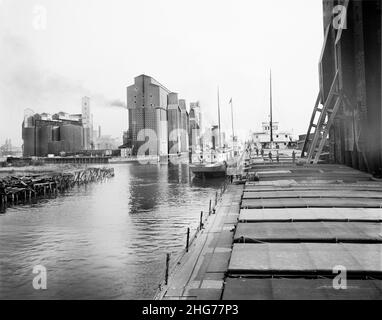 Nave da carico scarico di grano al Great Northern ascensore, Buffalo, New York, Stati Uniti d'America, Detroit Publishing Company, 1900 Foto Stock