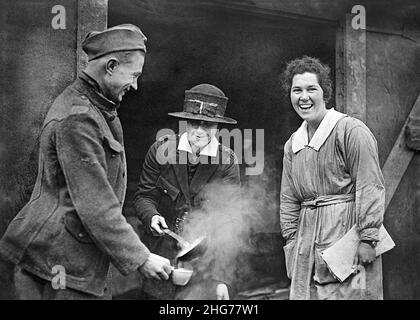 La signorina Anna Rochester di Buffalo, New York, USA, serve cioccolato a Pvt. Henry Schwenks, della fanteria del 326th, Co. A, 82nd Divisione, mensa all'ospedale americano di evacuazione della Croce Rossa #6 & 7, Souilly, Francia, collezione nazionale americana della Croce Rossa della fotografia, 12 marzo 1919 Foto Stock