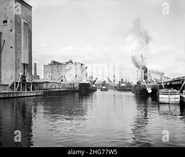 Impianti di stoccaggio e navi Cargo lungo il fiume Buffalo, Buffalo, New York, USA, Detroit Publishing Company, inizio del 1900 Foto Stock