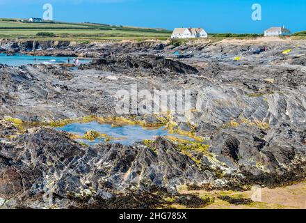 Cornovaglia,Inghilterra,Regno Unito-Luglio 20 2021:durante la stagione estiva, i bagnanti e i turisti godono del sole e cielo limpido e blu del tardo pomeriggio,AS Foto Stock