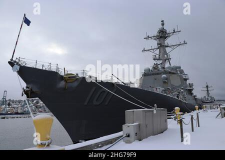 EVERETT (dic. 30, 2021) il cacciatorpediniere missilistico guidato di classe Arleigh Burke USS Gridley (DDG 101) ormeggiato lato molo alla Stazione Navale Everett, Washington Gridley fa parte del Abraham Lincoln Carrier Strike Group, guidato dal Carrier Strike Group 3, dispiegato da Everett, dicembre 30, a sostegno delle operazioni globali di sicurezza marittima. Parte integrante della U.S. Pacific Fleet, la U.S. 3rd Fleet gestisce forze navali nell'Indo-Pacific e fornisce la formazione realistica e pertinente necessaria per svolgere il ruolo della nostra Marina in tutta la gamma di operazioni militari, dalle operazioni di combattimento alle operazioni umanitarie A. Foto Stock