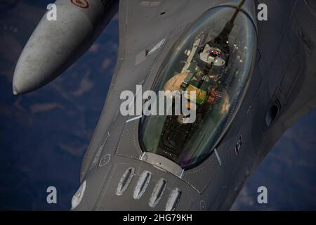 Una Guardia Nazionale aerea Boeing General Dynamics F-16 Fighting Falcon della 180th Fighter Wing si prepara ad essere rifornito il 12 2022 gennaio, negli skys sopra l'Ohio. (STATI UNITI Air Force Foto di Tech. SGT. Chris Hibben) Foto Stock