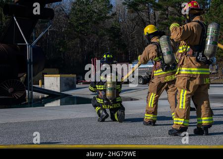 Vigili del fuoco assegnati al 628th Ingegnere civile Squadron partecipa alla formazione antincendio a terra presso la Joint base di Charleston, South Carolina, 29 dicembre 2021. Le esercitazioni antincendio a terra migliorano la conoscenza del lavoro, le competenze e l'uso delle attrezzature dei vigili del fuoco. (STATI UNITI Air Force foto di Airman 1st classe Gage Rodriguez) Foto Stock