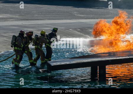 I vigili del fuoco assegnati allo Squadron 628th dell'ingegnere civile partecipano alla formazione di fuoco di terra alla base di collegamento Charleston, Carolina del Sud, 29 dicembre 2021. Questa formazione è stata abbinata al rinnovo annuale della certificazione FAA per i vigili del fuoco. (STATI UNITI Air Force foto di Airman 1st classe Gage Rodriguez) Foto Stock