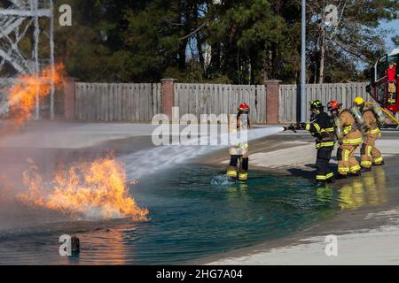 I vigili del fuoco assegnati allo Squadron 628th dell'ingegnere civile partecipano alla formazione di fuoco di terra alla base di collegamento Charleston, Carolina del Sud, 29 dicembre 2021. Questa formazione è stata abbinata al rinnovo annuale della certificazione FAA per i vigili del fuoco. (STATI UNITI Air Force foto di Airman 1st classe Gage Rodriguez) Foto Stock