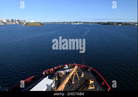 Coast Guard Cutter Healy (WAGB 20) transita in Halifax, Nuova Scozia, 9 ottobre 2021. L'equipaggio di Healy partì dal Seattle homeport a metà luglio per un dispiegamento artico e una circumnavigazione del Nord America che durano mesi attraverso il passaggio nord-occidentale e il canale di Panama. Foto della Guardia Costiera statunitense di Matt Masaschi, Chief Petty Officer. Foto Stock