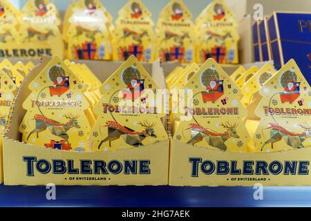 Tyumen, Russia-02 dicembre 2021: Cioccolato svizzero al latte toblerone. Realizzato da Kraft Foods. Foto Stock