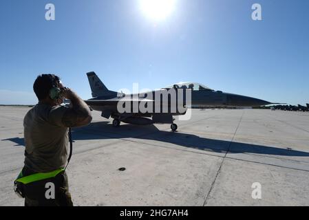 Luke o'Leary, 1st pilota da caccia F-16 con lo Squadrone del 119th, restituisce un saluto dal suo capo equipaggio, staff Sgt. Jake Calkin, come il taxi aereo per la pista alla Boca Chica Naval Air Station, Fl. Jan 11, 2022. Il personale addetto alla manutenzione, alle operazioni, alla logistica, alle comunicazioni e alla sicurezza della Fighter Wing 177th della Guardia nazionale aerea del New Jersey si è recato alla struttura navale di Key West per approfittare delle condizioni meteorologiche e volare numerosi corsi di addestramento, In preparazione di un evento di formazione dimostrativo Agile Combat Employment presso la base della Guardia Nazionale aerea di Muñiz, Caro Foto Stock