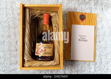 Tyumen, Russia-27 novembre 2021: Lheraud Cognac Vieux Millenaire. Una bottiglia di alcol Foto Stock